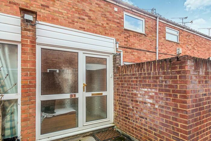 2 Bedroom Flat To Rent In Colleton Drive, Twyford, Reading, RG10