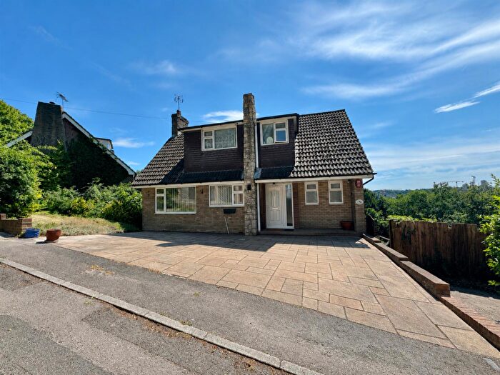 4 Bedroom Semi Detached House For Sale In Hart Hill Lane, Luton, LU2