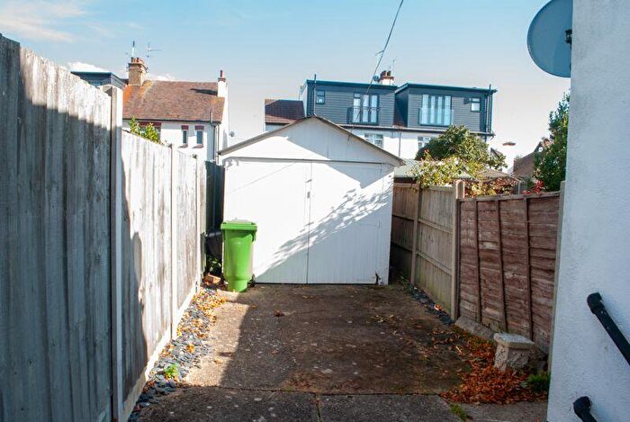 1 Bedroom Flat For Sale In Scarborough Drive, Leigh-On-Sea, Essex, SS9