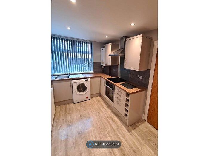 2 Bedroom Flat To Rent In Foxhill Court, Leeds, LS16