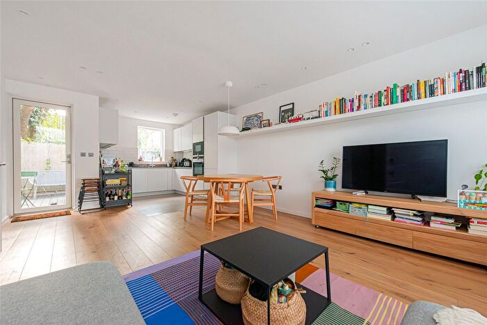 2 Bedroom Maisonette For Sale In Crayford Road, Tufnell Park, Islington, London, N7