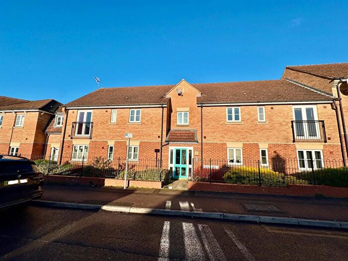 2 Bedroom Flat For Sale In Queens Walk, Peterborough, PE2