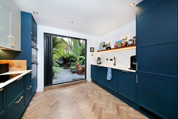 2 Bedroom Flat For Sale In Killyon Road, South Lambeth, SW8