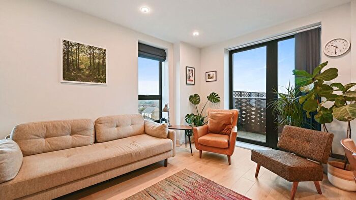 2 Bedroom Flat For Sale In Middle Road, London, W7