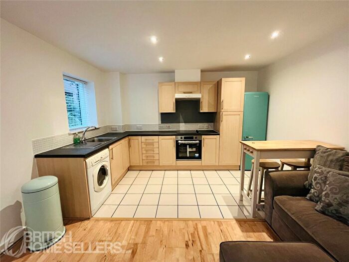 2 Bedroom Apartment For Sale In William Fairburn Way, Manchester, Greater Manchester, M4