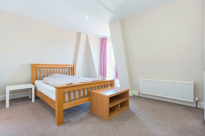 3 Bedroom Apartment To Rent In Camden Road, Holloway, London, N7