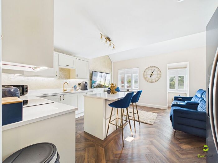 2 Bedroom Maisonette For Sale In Heatherbank Close Crayford, Crayford, Dartford, Kent, DA1