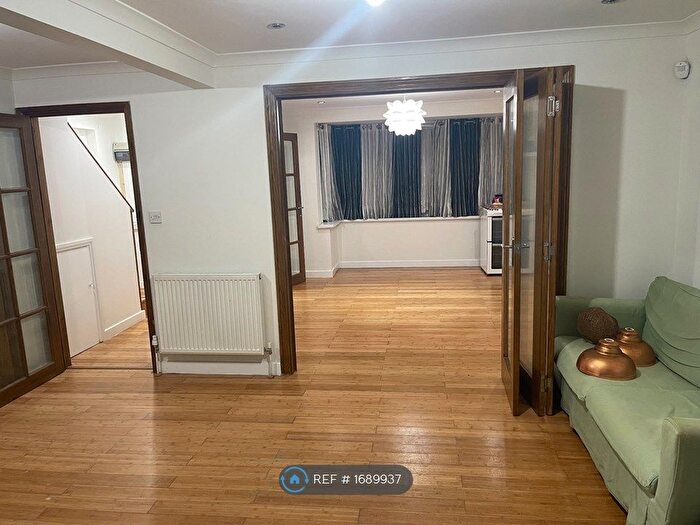 3 Bedroom Semi-Detached House To Rent In Bath Road, Slough, SL1