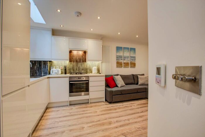 2 Bedroom Maisonette To Rent In High Road, Wood Green, N22