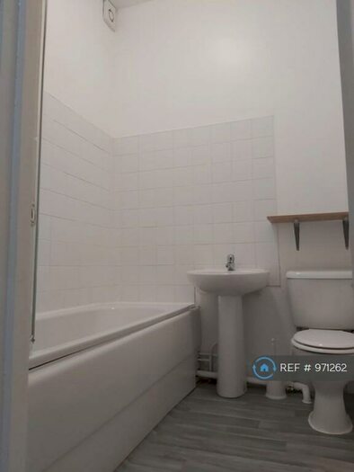 2 Bedroom Flat To Rent In Mare Street, London, E8