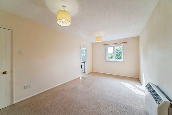 2 Bedroom Flat For Sale In Mildred Avenue, Watford, WD18