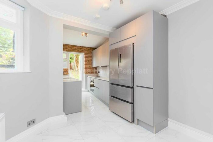 4 Bedroom House To Rent In Hutton Grove, Woodside Park, N12