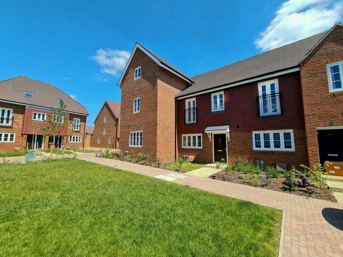 3 Bedroom House To Rent In Tadworth &#; Bed House, KT20