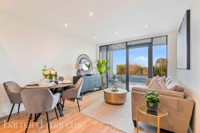 2 Bedroom Flat To Rent In Upper High Street, Epsom, KT17