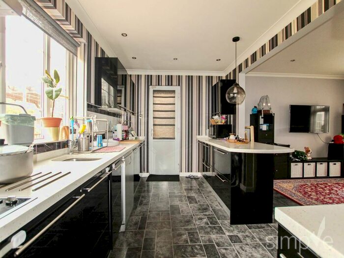 3 Bedroom Property To Rent In Pattinson Road, Reading, RG2