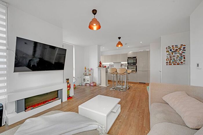 3 Bedroom Flat To Rent In Telegraph Avenue, Loop Court, SE10