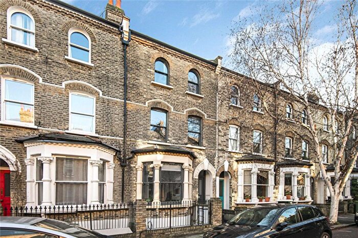 3 Bedroom Flat To Rent In Vauxhall Grove, London, SW8