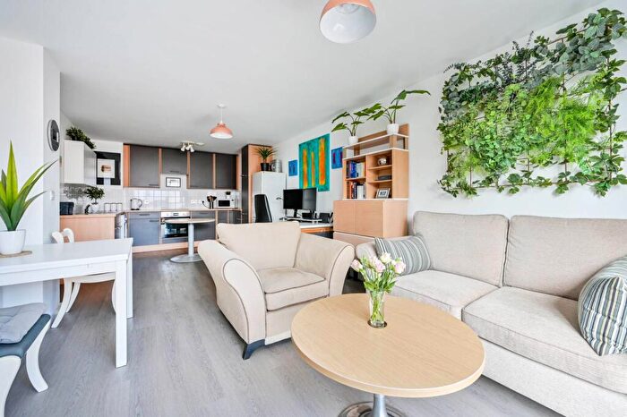 2 Bedroom Flat For Sale In Constitution Hill, Woking, GU22