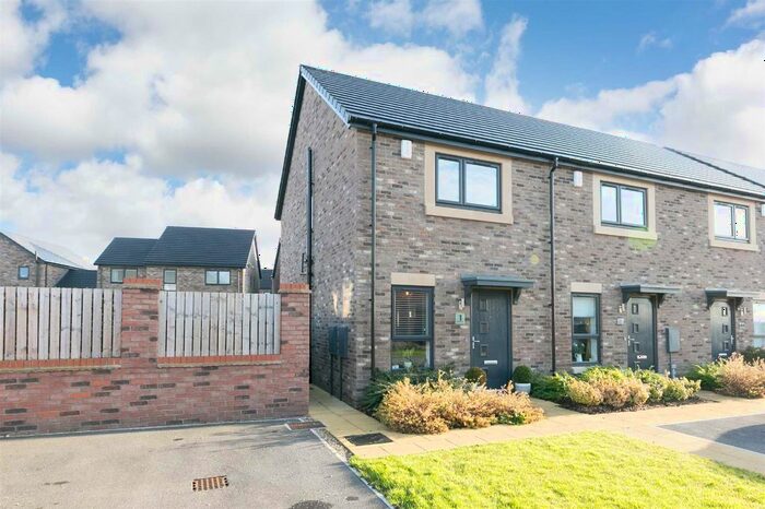 2 Bedroom End Of Terrace House For Sale In Hockling Close, Pocklington, York, YO42