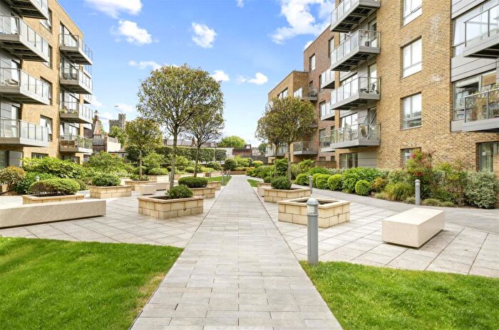 2 Bedroom Apartment To Rent In Basset Court, Smithfield Square, Hornsey, N8