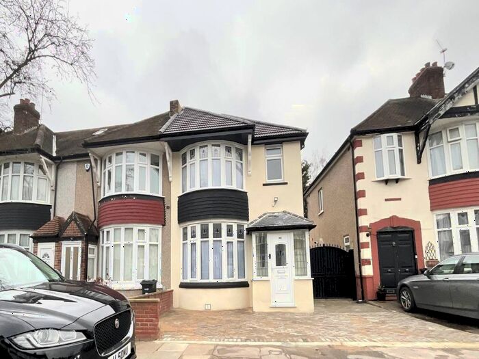 4 Bedroom Detached House To Rent In Stradbroke Grove, Clayhall, Ilford, IG5