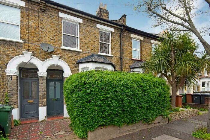 2 Bedroom Flat To Rent In Leslie Road, London, E11