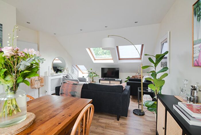 2 Bedroom Flat To Rent In Fontenoy Road, London, SW12