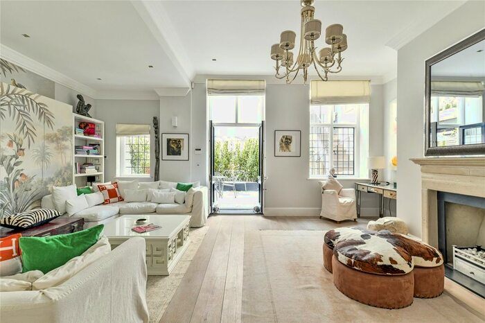 3 Bedroom Flat To Rent In Cadogan Square, London, SW1X