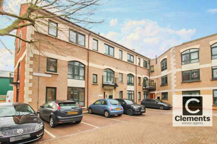 2 Bedroom Flat To Rent In Corner Hall, Hemel Hempstead, HP3