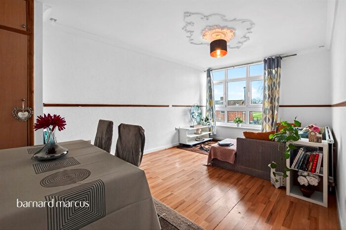 1 Bedroom Flat For Sale In Woking Close, Roehampton, London, SW15