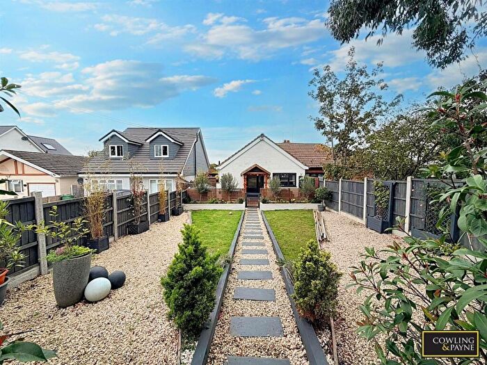 3 Bedroom Semi-Detached Bungalow For Sale In London Road, Wickford, SS12