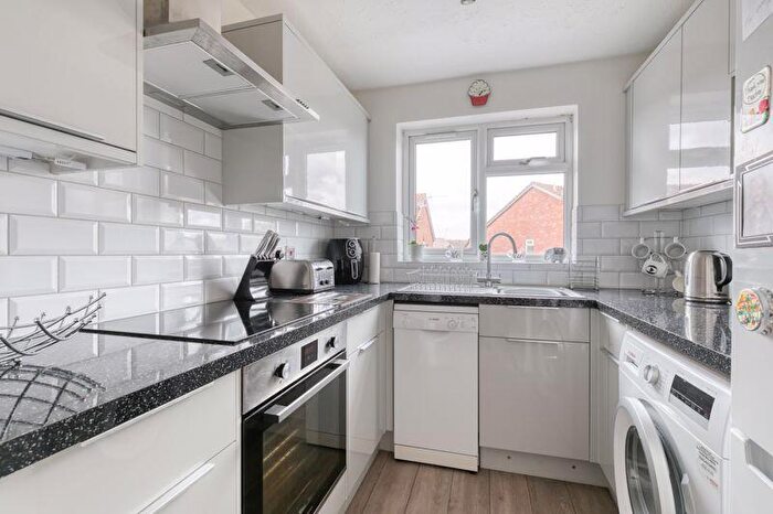 2 Bedroom Flat For Sale In Shaw Drive, Walton-On-Thames, KT12