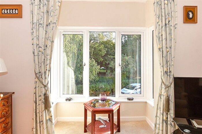 1 Bedroom Flat For Sale In Jasmine Court, Horsham, West Sussex, RH12