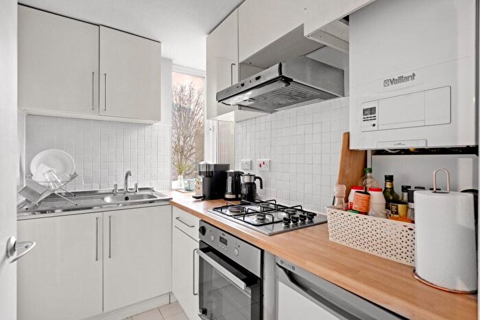 1 Bedroom Flat To Rent In East Smithfield, London Dock, E1W