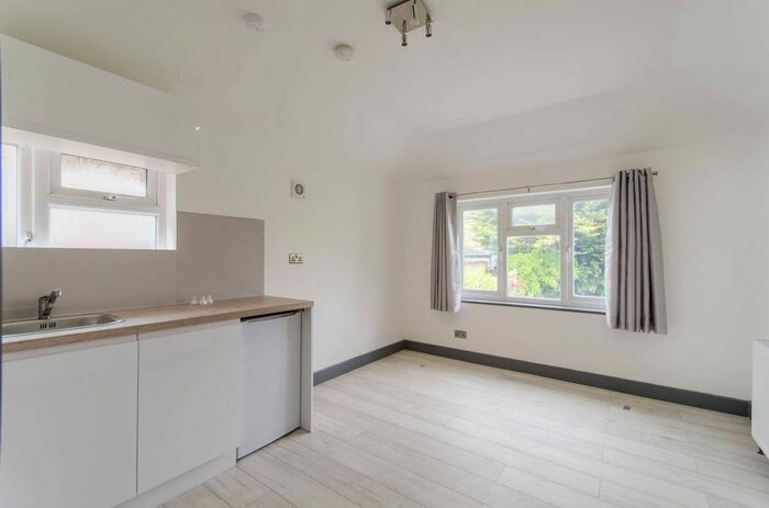 Studio To Rent In Dollis Hill Lane, Dollis Hill, London, NW2