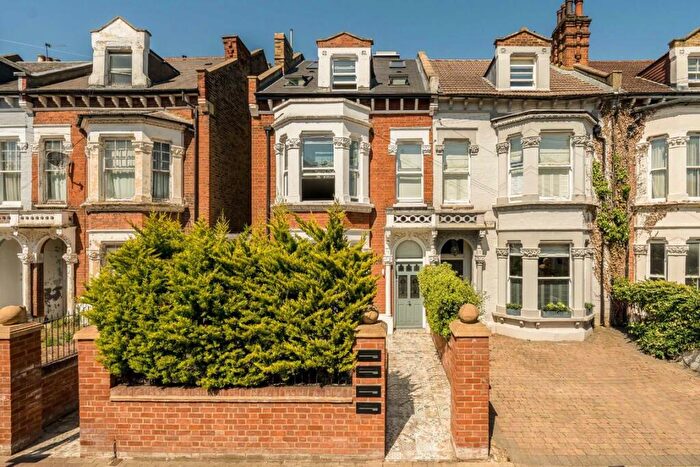 3 Bedroom Flat To Rent In Balham Park Road, Balham, SW12