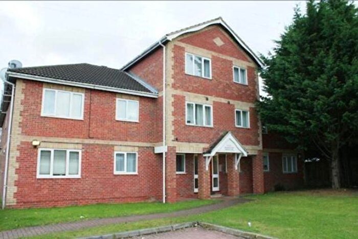 2 Bedroom Flat To Rent In Hawthorne Crescent, Slough, Berkshire, SL1