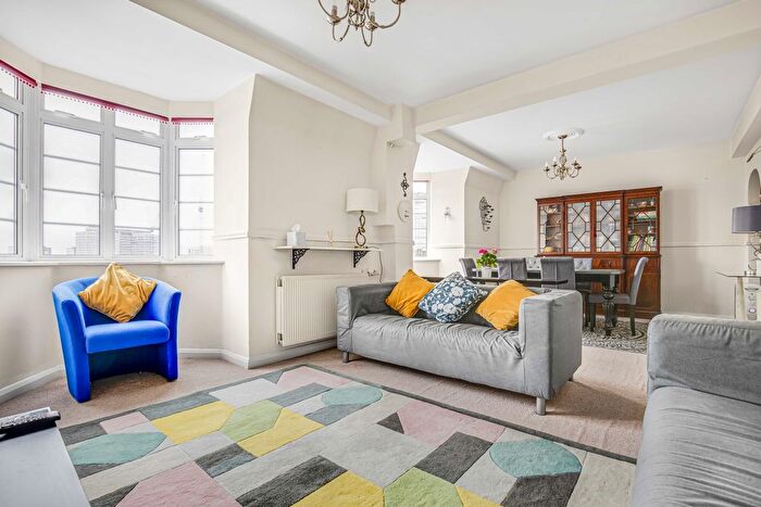 3 Bedroom Flat To Rent In Hammersmith Road, London, W6