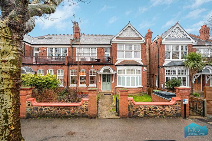 2 Bedroom Apartment For Sale In Queens Avenue, London, N10