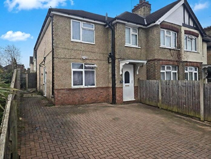 3 Bedroom Maisonette For Sale In Oakdene Road, Hillingdon, Greater London, UB10