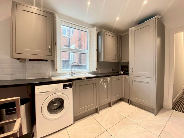 3 Bedroom Flat To Rent In Gleneldon Road, Streatham SW16