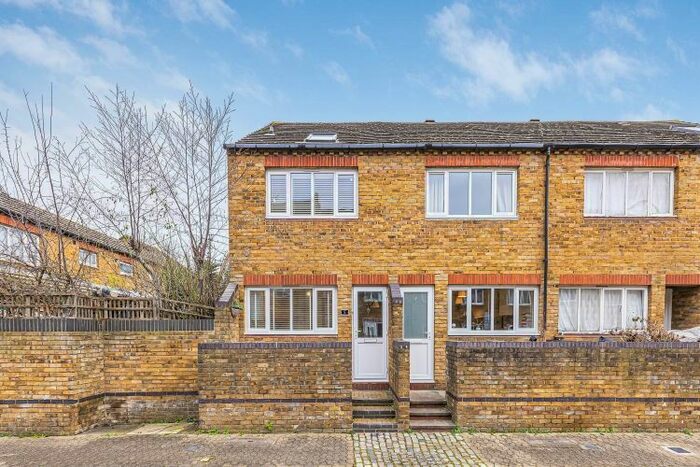 3 Bedroom Flat To Rent In Millshott Close, London, SW6