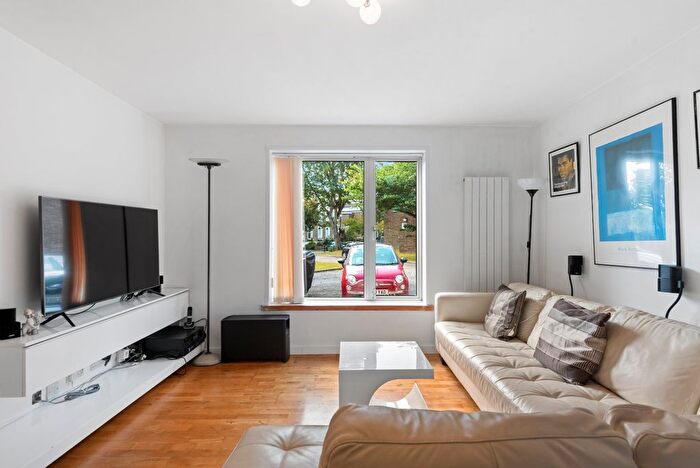2 Bedroom Flat To Rent In Abbotts Close, Alwyne Road, N1