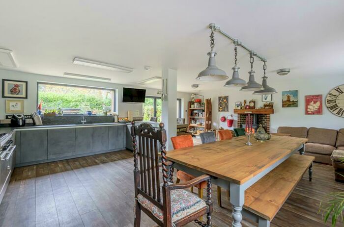 4 Bedroom Detached House To Rent In Lightwater, Surrey, GU18