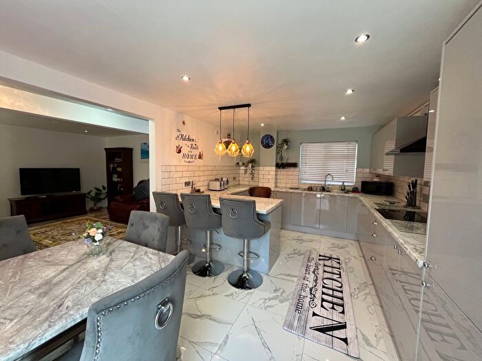 4 Bedroom Semi-Detached House To Rent In Redfield Close, Corley Walk, Manchester, M11