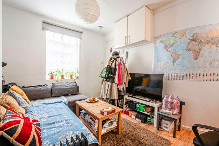 3 Bedroom Town House For Sale In Luke Street, London, EC2A - Photo 3