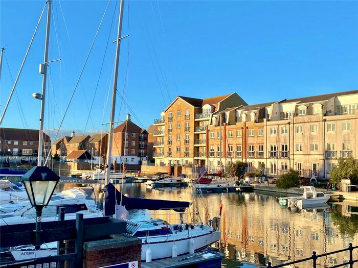 2 Bedroom Flat To Rent In The Piazza, Eastbourne, East Sussex, BN23