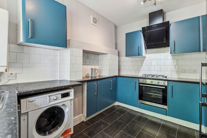 2 Bedroom Flat To Rent In The Grangeway, Winchmore Hill, N21
