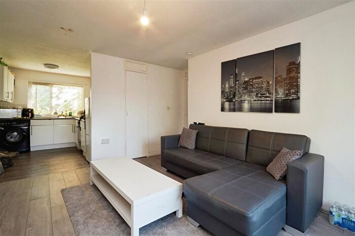1 Bedroom Maisonette To Rent In Camomile Gardens, Nottingham, NG7