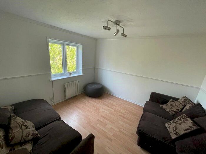 2 Bedroom Flat To Rent In Foxglove Way, Wallington, Surrey, SM6